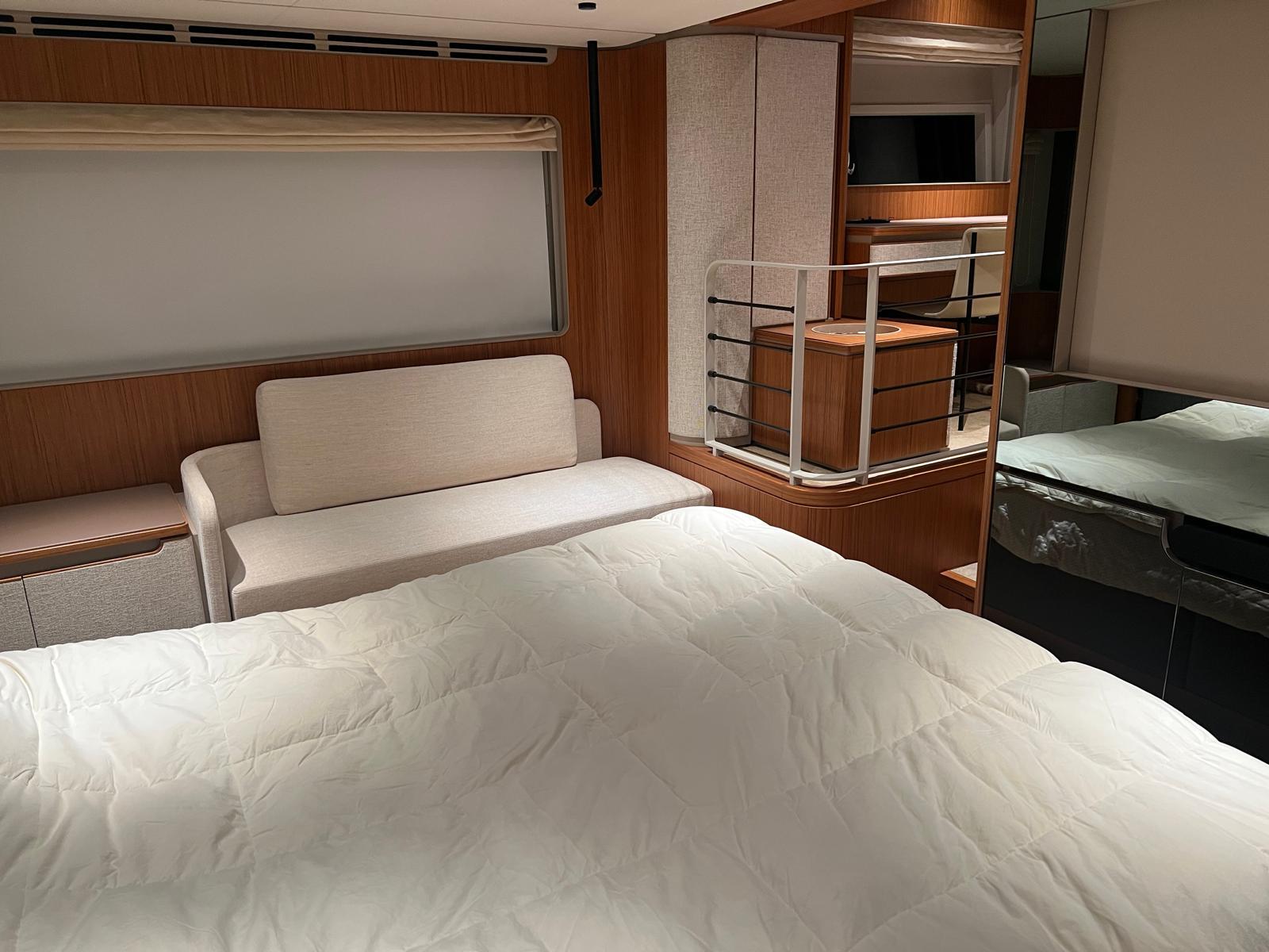 2025 FERRETTI YACHTS 670 